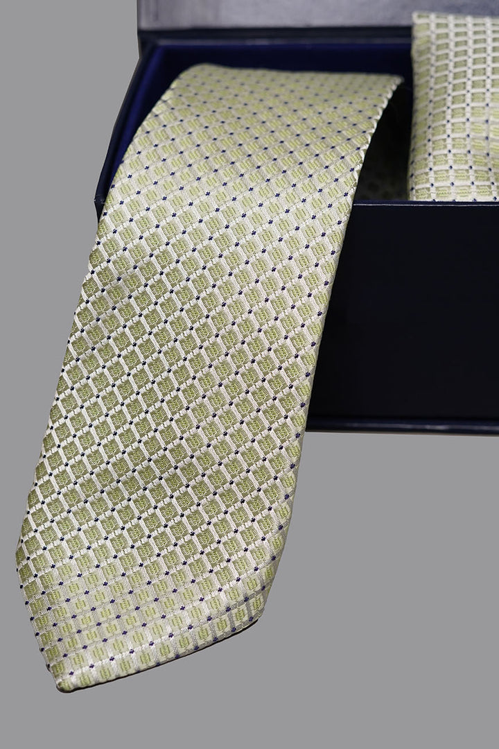 Zoom-in on pattern and silk texture – design 17-