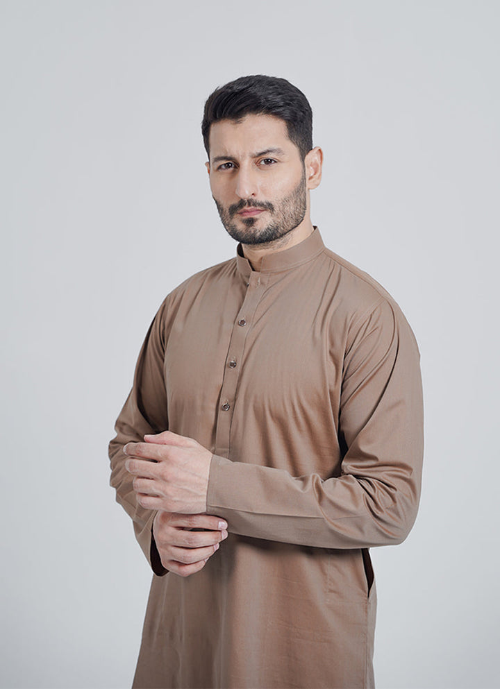 Gold-tone men's kurta - Close-up of premium melange fabric texture